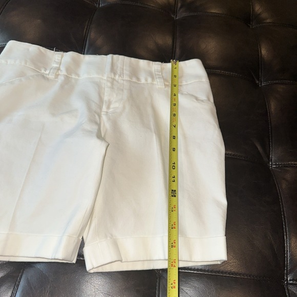 Alice + Olivia Women Size 6 Cotton Zipped Hook and Eye Cuffed Shorts White - Picture 3 of 9